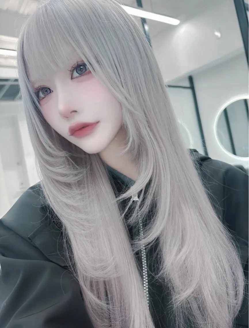 ロング カラー シルバー ホワイトシルバー ホワイト&レイヤーカ ットエクステ長畠俊輔のヘアスタイル