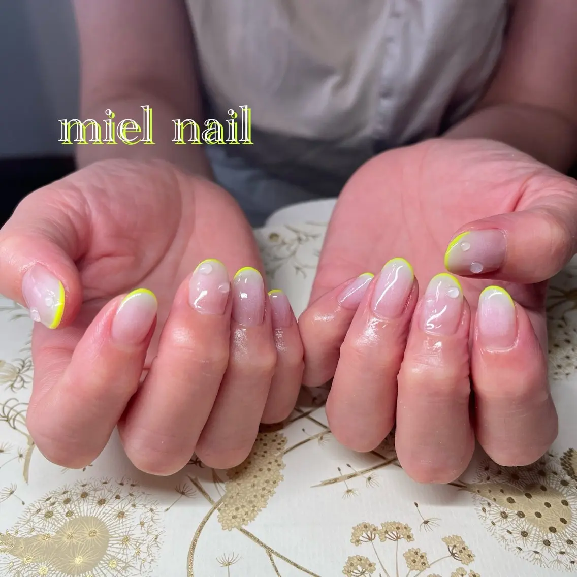 ネイル チークネイル フレンチネイル グラデーション 夏ネイル 黄色 miel nailのネイルデザイン