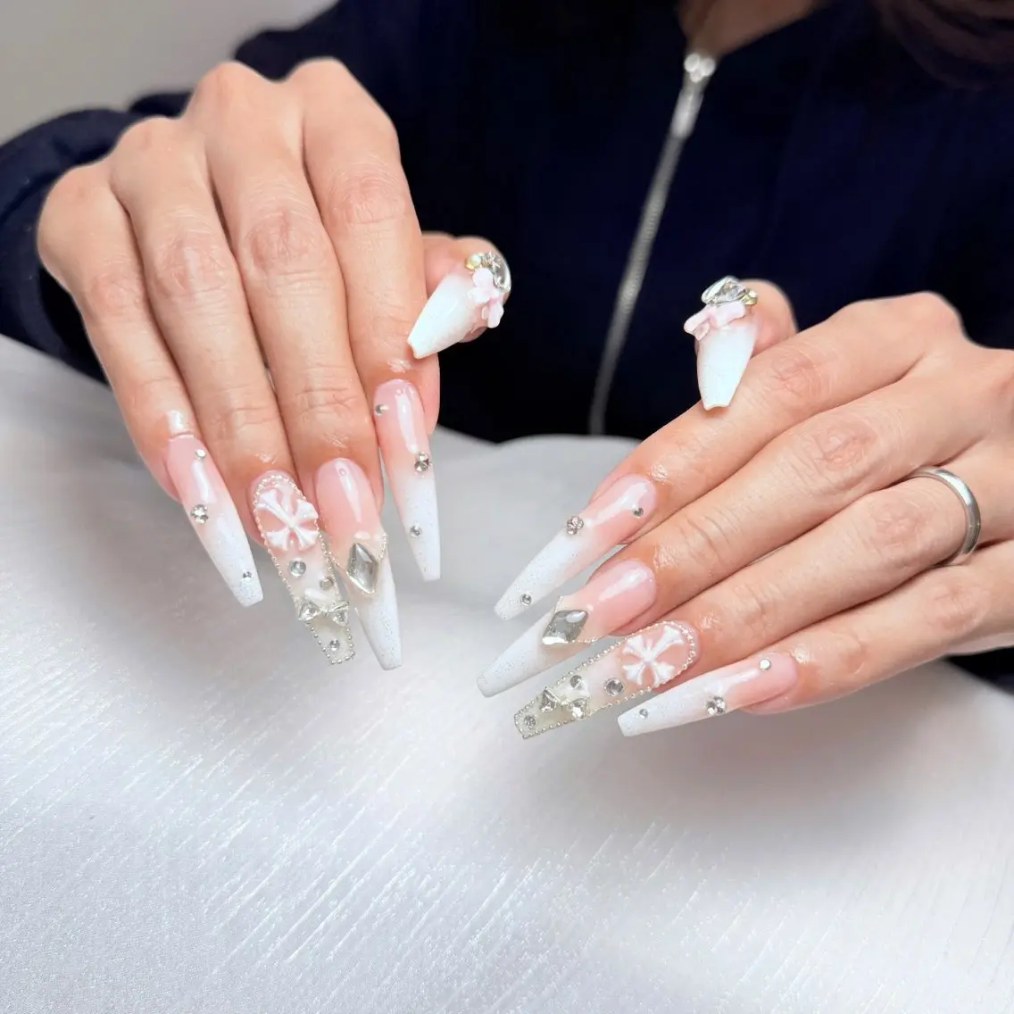 ネイル オーロラネイル 長さ出し フレンチネイル ジェルネイル マグネットネイル ハンドネイル KITTY nailsのネイルデザイン