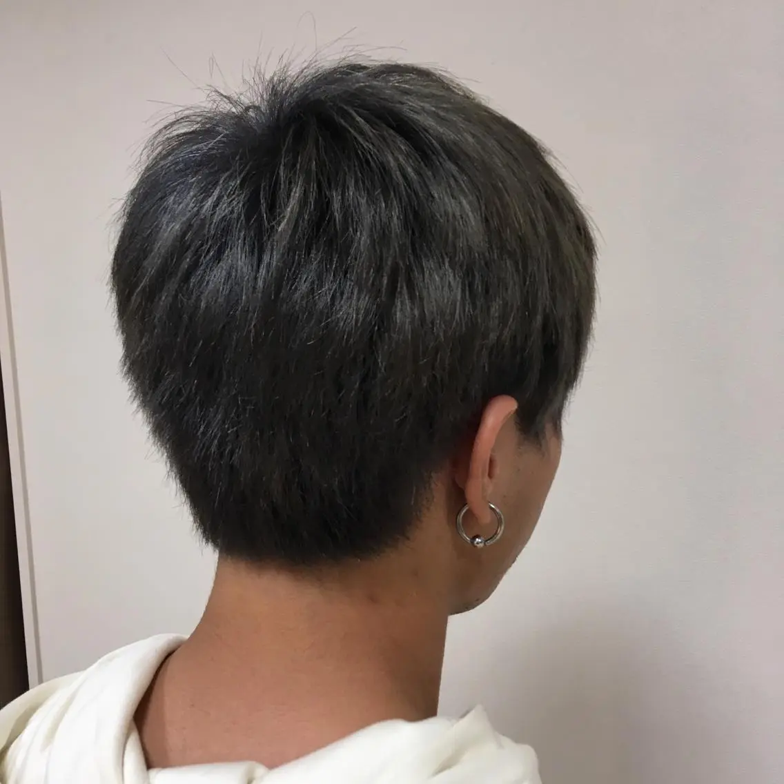 ショート カラー アッシュ 黒髪 ブリーチ 【Sweep】おじま のぞみのヘアスタイル