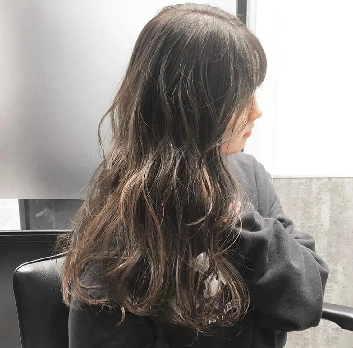ロング カラー パーマ ヘアアレンジ キッズ アッシュ 透明感カラー ハイトーンカラー 顔周りカット 外国人風カラー stylist 🌸 kana.のヘアスタイル