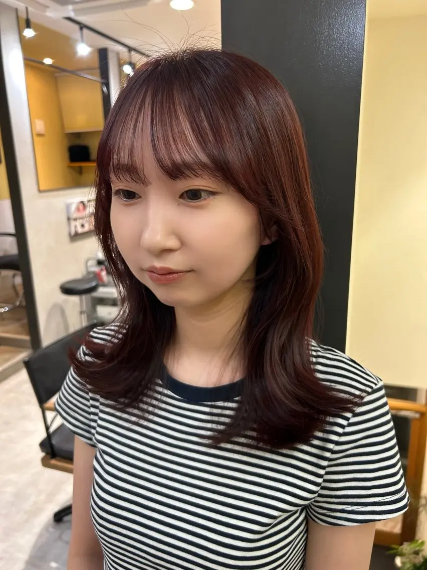 セミロング カラー ブリーチ ボルドーカラー ブリーチなしカラー レッドカラー hubhair レイヤー/透明感のヘアスタイル