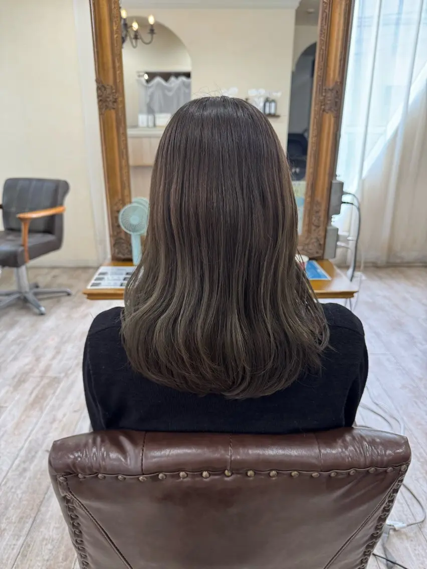 カラー アディクシーカラー 透明感カラー グレージュ イルミナカラー オリーブグレージュ ヘアカラー ゆこ カラーモデルのヘアスタイル