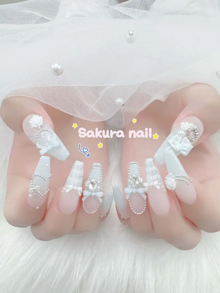 ネイル アートネイル オーロラネイル ボルドー チークネイル フレンチネイル ハンドネイル Sakura Nail Salonのネイルデザイン