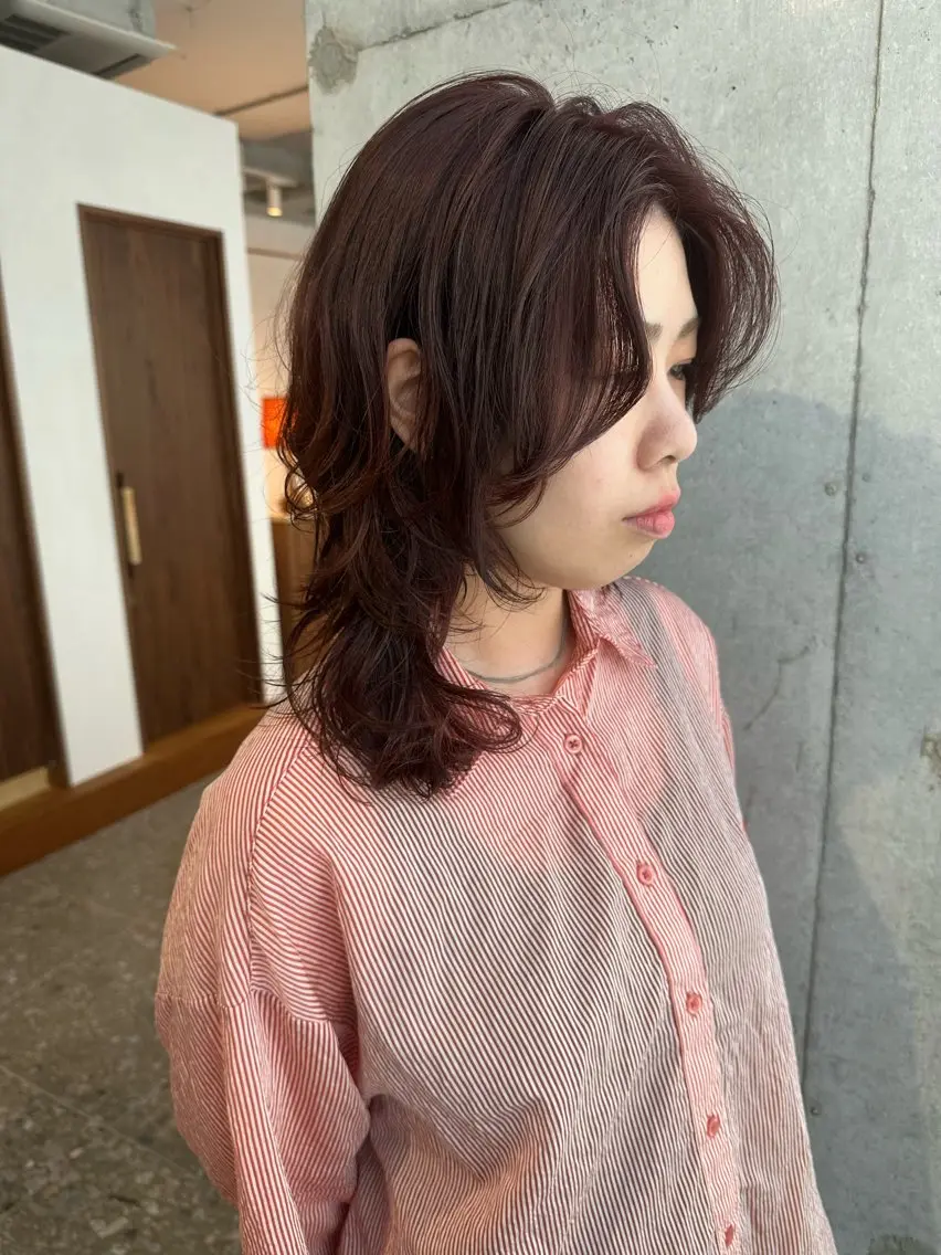 ミディアム カラー パーマ ミディアムパーマ レッドカラー ルビー ウルフカット 伊藤 玄のヘアスタイル