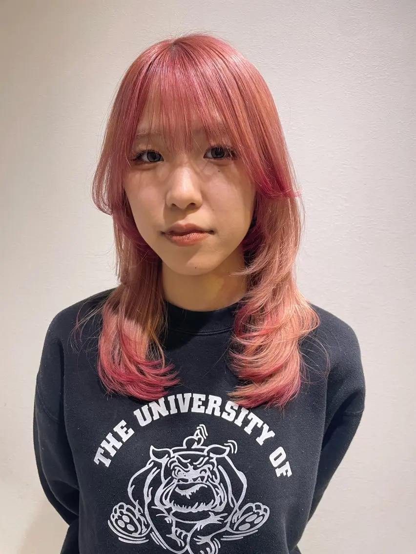 セミロング カラー ブリーチ ピンクカラー 顔周りカット ハイレイヤー レイヤーカット カット ヘアカラー SARA古賀店 かすみ🐬🩵のヘアスタイル