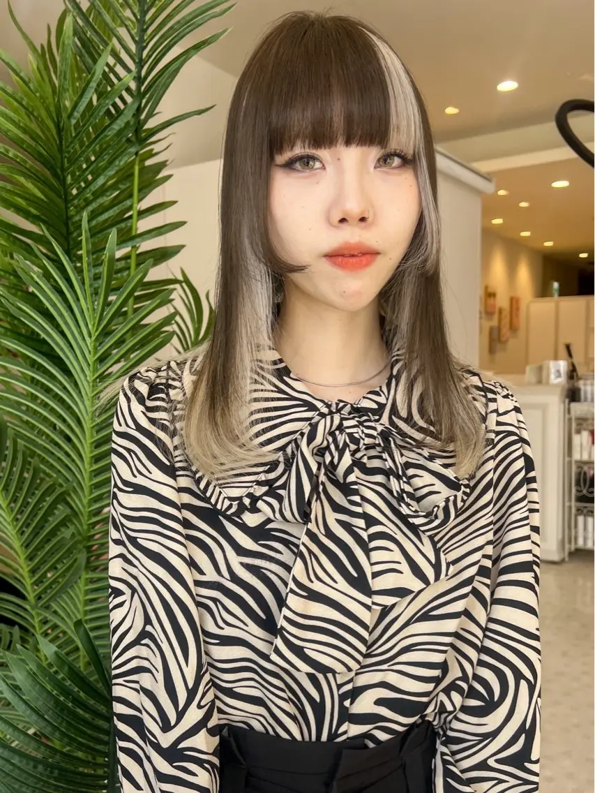 ミディアム カラー 黒髪 ブリーチ グレージュ 西本 夏美のヘアスタイル