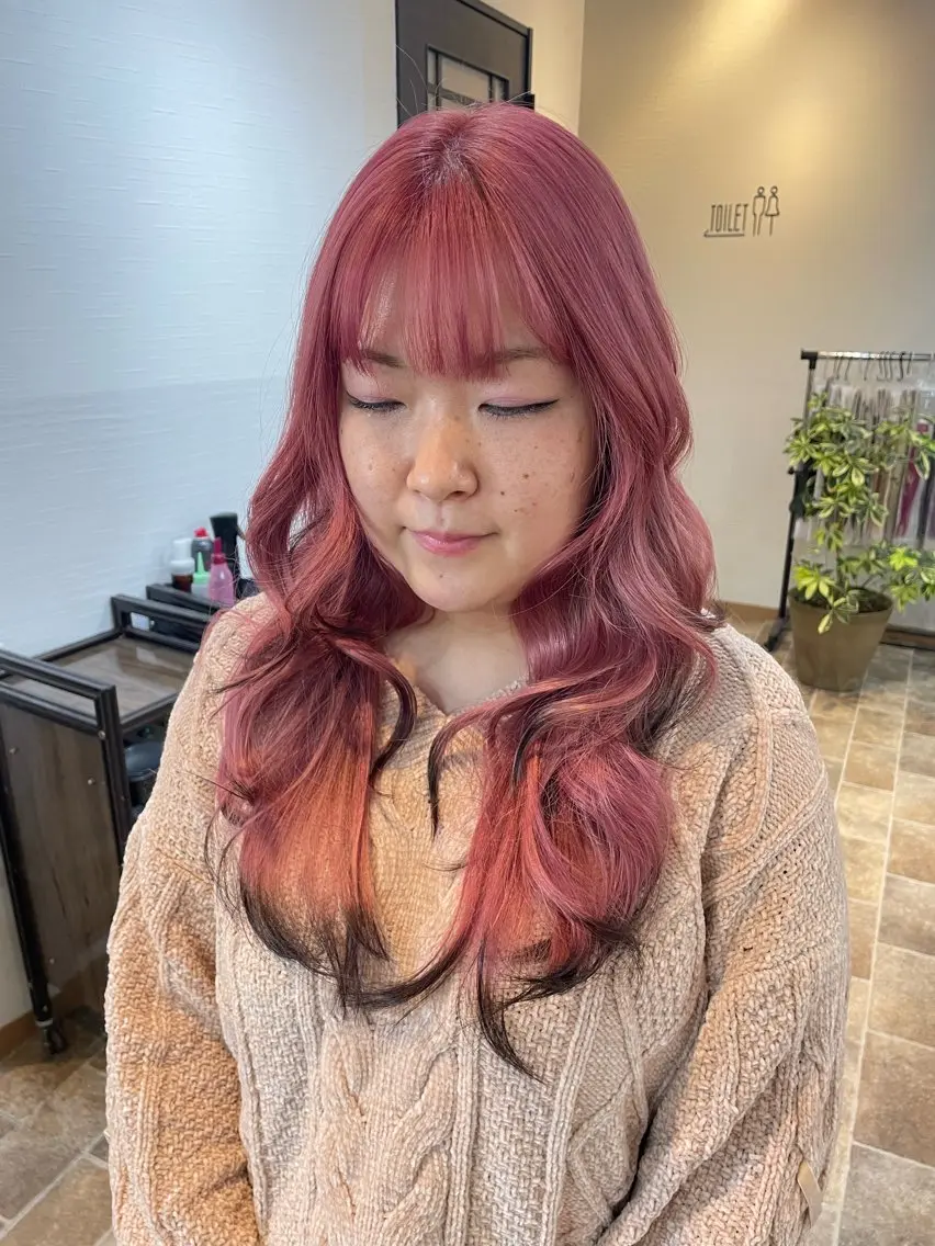 ロング カラー ブラウンカラー ダークブラウン ピンクカラー レイヤーカット カット ヘアカラー YUI/ ブリーチカラー🌷のヘアスタイル