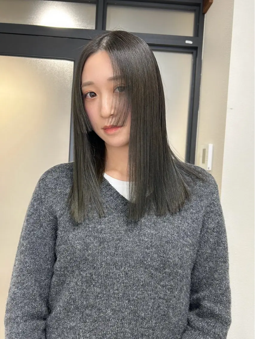 セミロング カラー AKO .のヘアスタイル