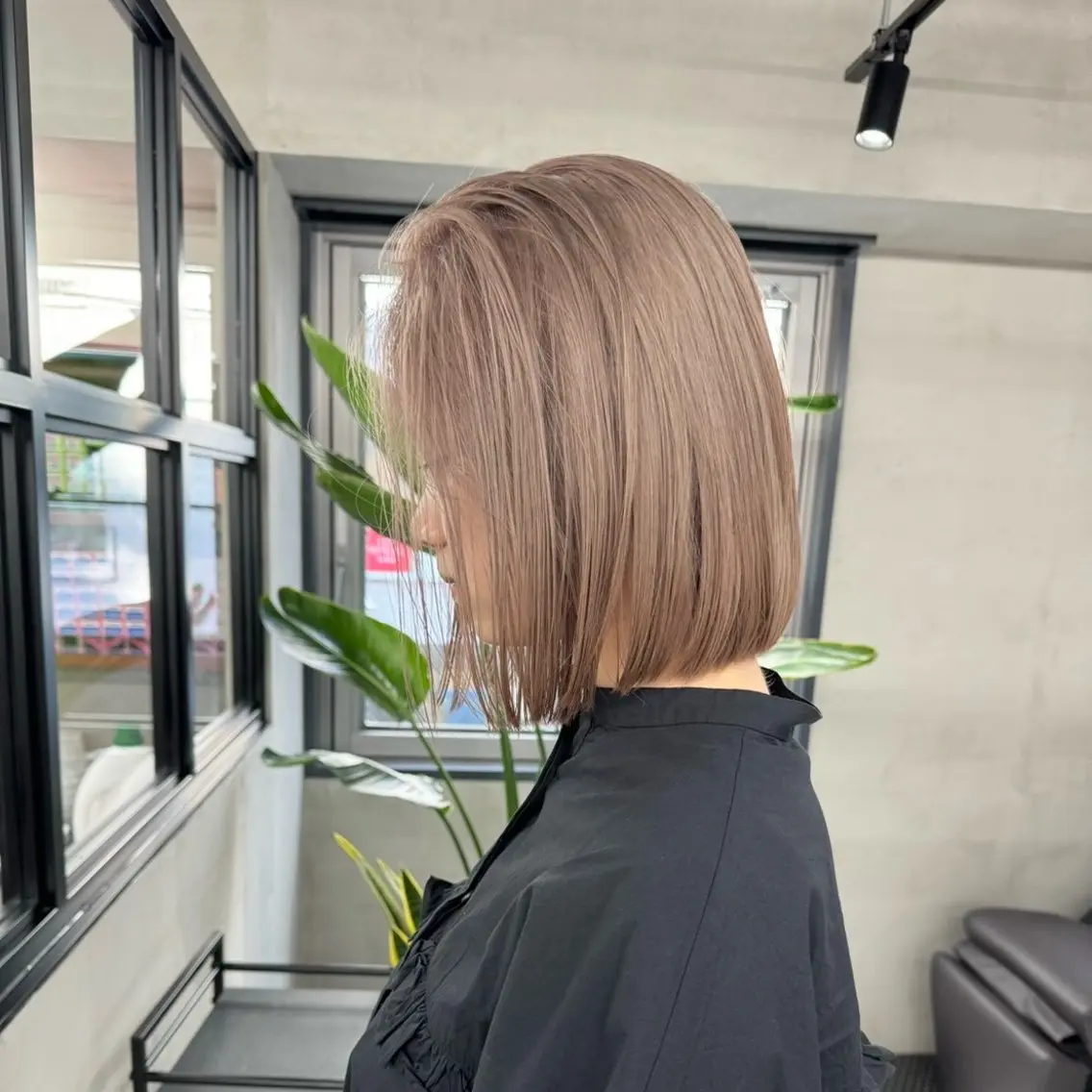 ミディアム カラー ヘアカラー 圧倒的 毛流れ センターパートのヘアスタイル