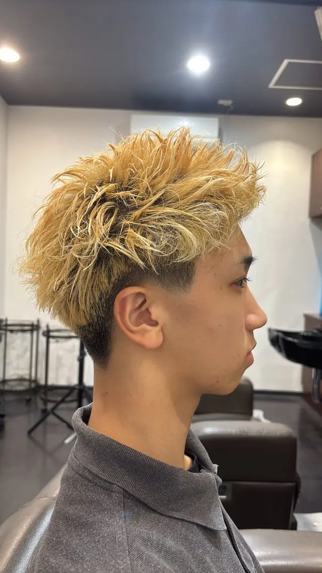 ショート カラー パーマ ブリーチ ハイトーンカラー ショートヘア 鼎一真ハイトーン/ パーマ/何でも屋さんのヘアスタイル