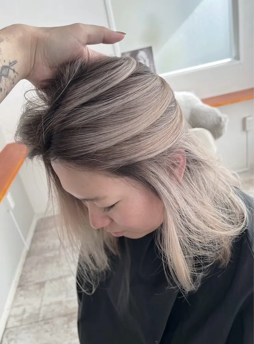 ミディアム カラー バレイヤージュ ベージュカラー ホワイトベージュ レイヤーカット ヘアカラー トリートメント 指名数No.1 /NAOYAのヘアスタイル