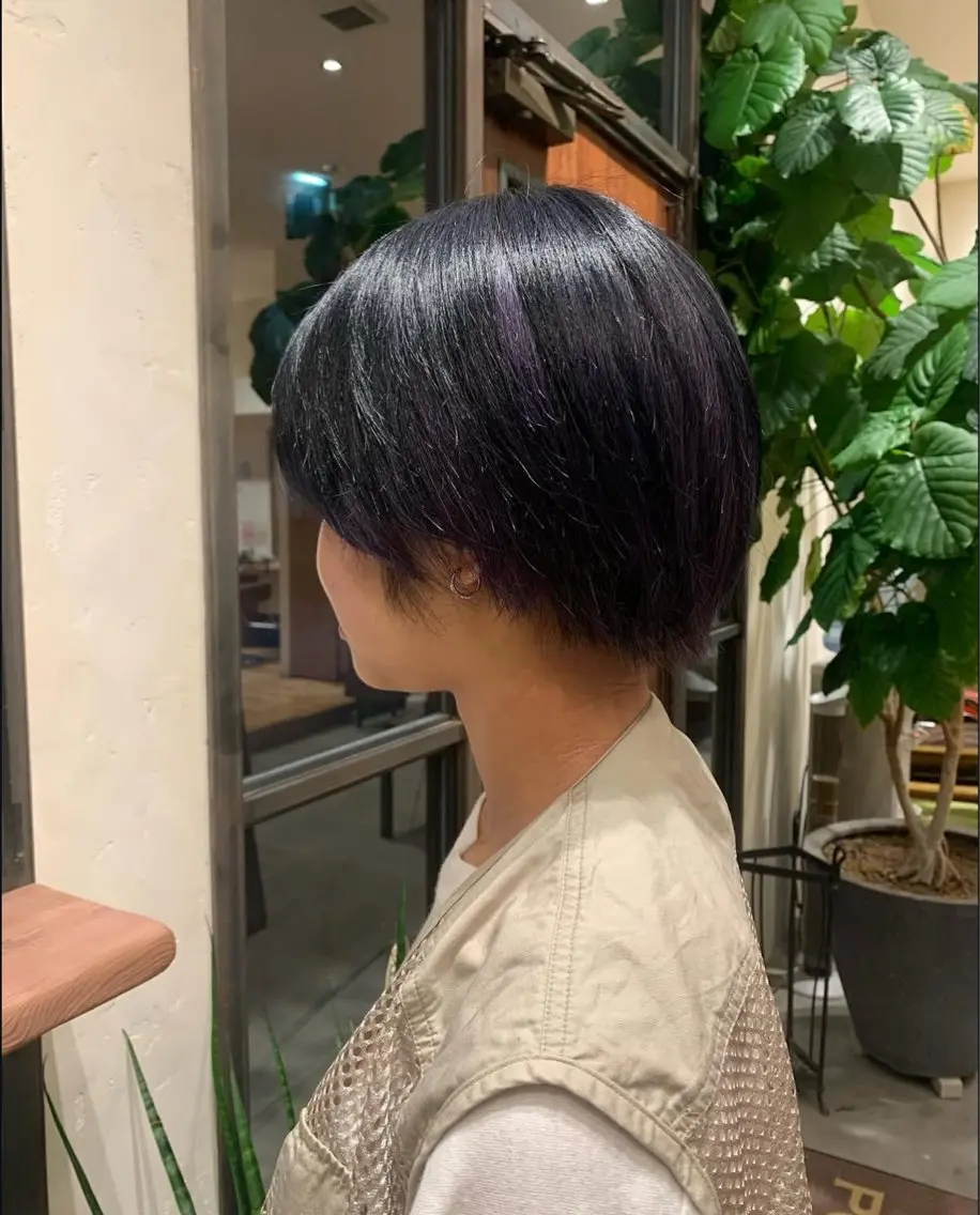 ショート カラー ネイビーカラー 安藤 来桃のヘアスタイル