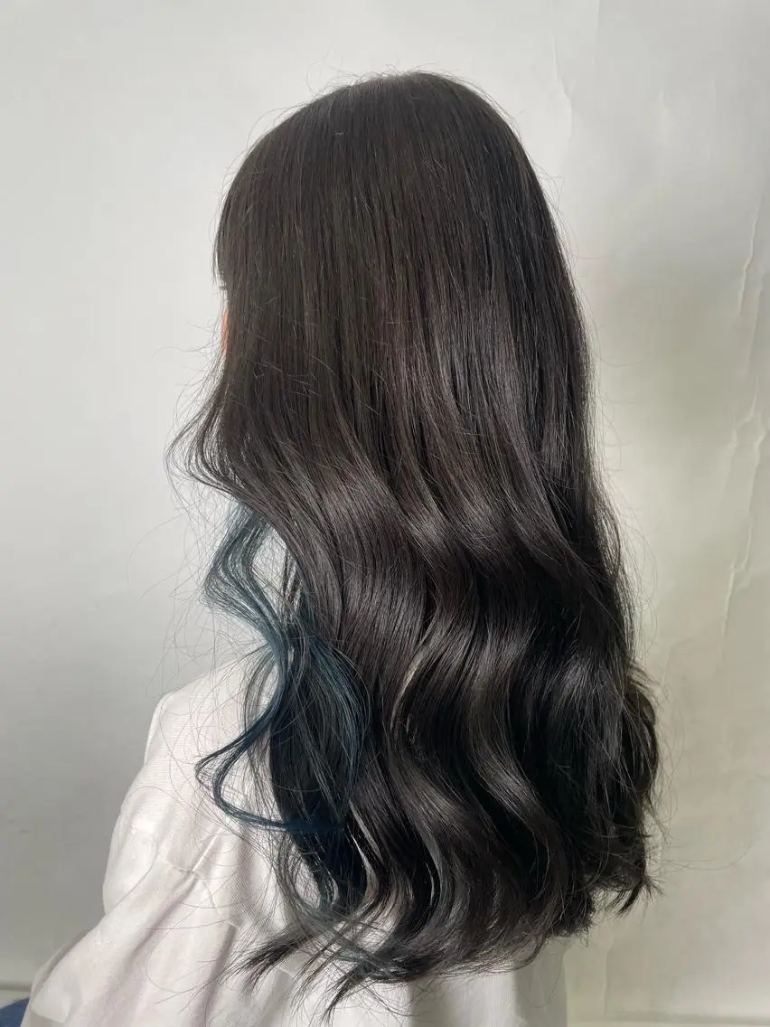 カット + ワンポイントブリーチ +全体カラー💙　イヤリングカラーやポイントのデザインカラーにおすすめ🤍の写真