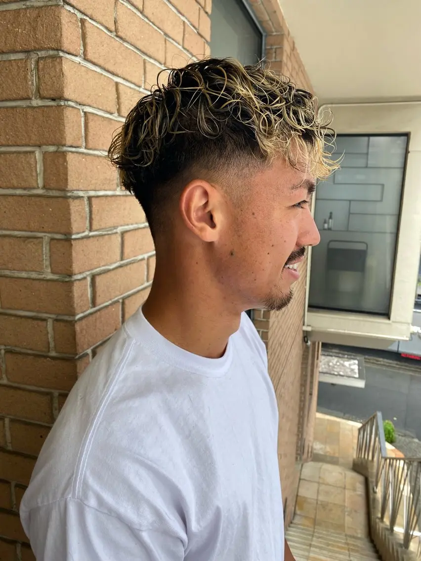 ショート パーマ メンズ メンズブリーチ メンズハイライト スペインカール ハイライト カット ヘアカラー トリートメント サロンドミルク 原宿のヘアスタイル