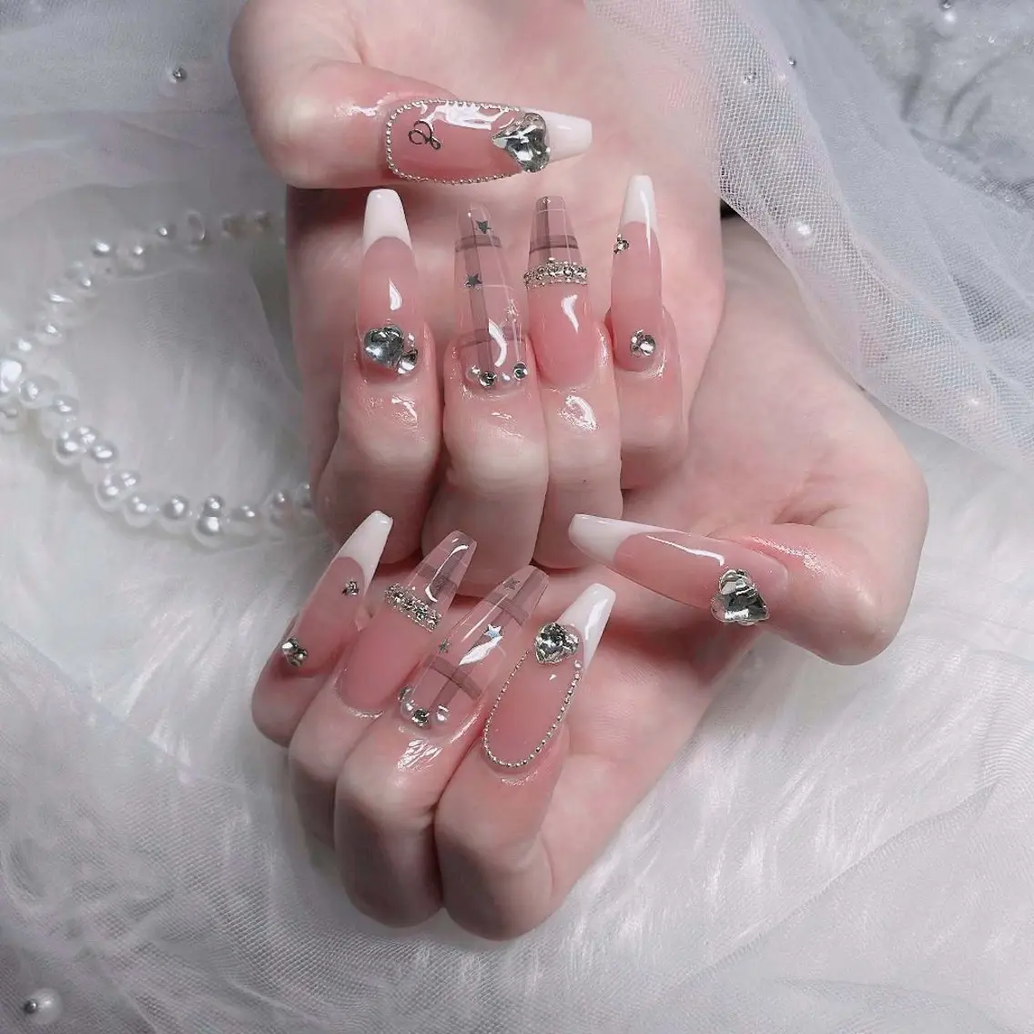 ネイル チークネイル フレンチネイル キラキラネイル 韓国ネイル マグネットネイル ハンドネイル Buruberii hbaby nailのネイルデザイン