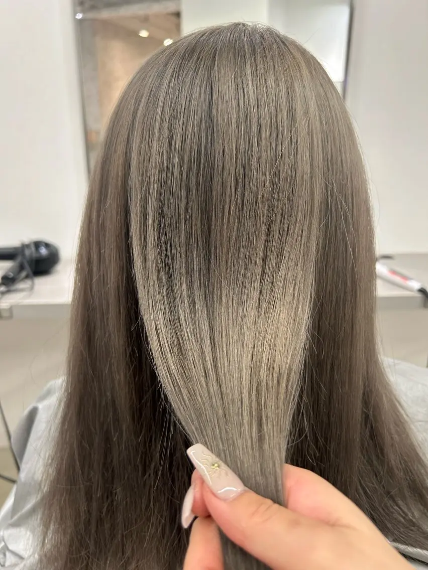 カラー ブリーチ ブロンド グレージュ EIGHT mana 海外グレージュ🥥のヘアスタイル