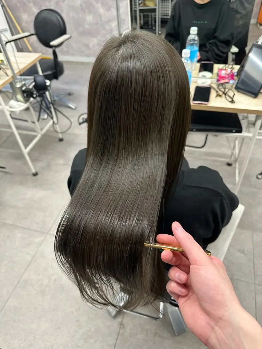 セミロング カット ヘアカラー トリートメント 艶髪、髪質改善 富田隼仁のヘアスタイル