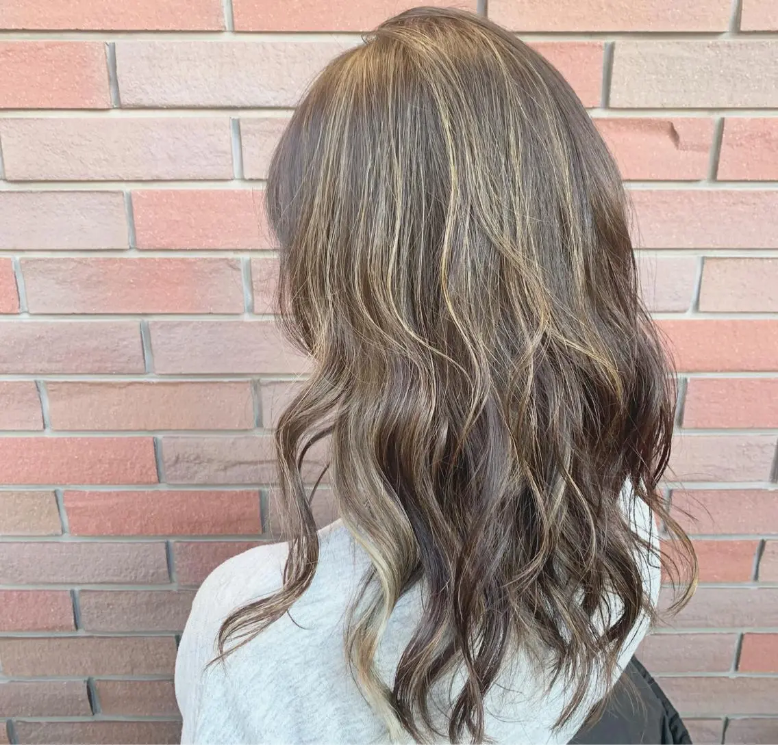 セミロング カラー ヘアアレンジ ベージュカラー ハイライトカラー オリーブベージュ ハイライト ヘアカラー トリートメント 古沢 みづきのヘアスタイル