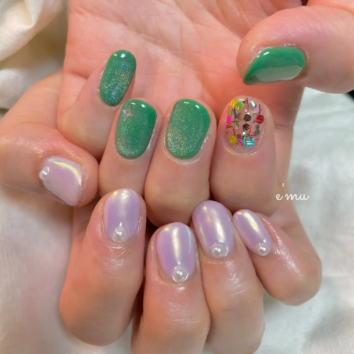 ネイル オーロラネイル グリーン マグネットネイル 春ネイル ハンドネイル nail salon e'mu💐のネイルデザイン