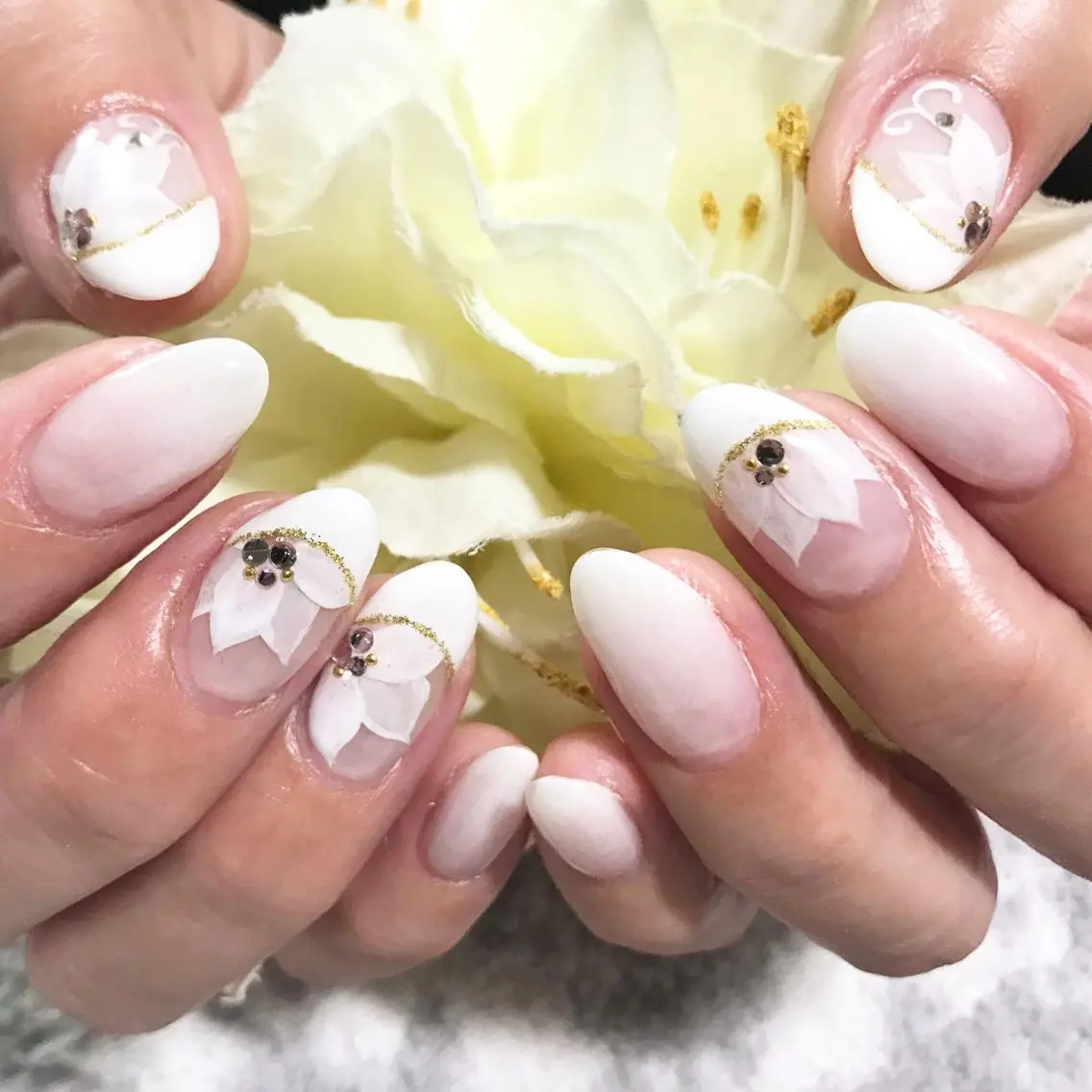 ネイル フラワーネイル フットネイル シンプルネイル 春ネイル ホワイト nail fufla ♡yamane♡のネイルデザイン