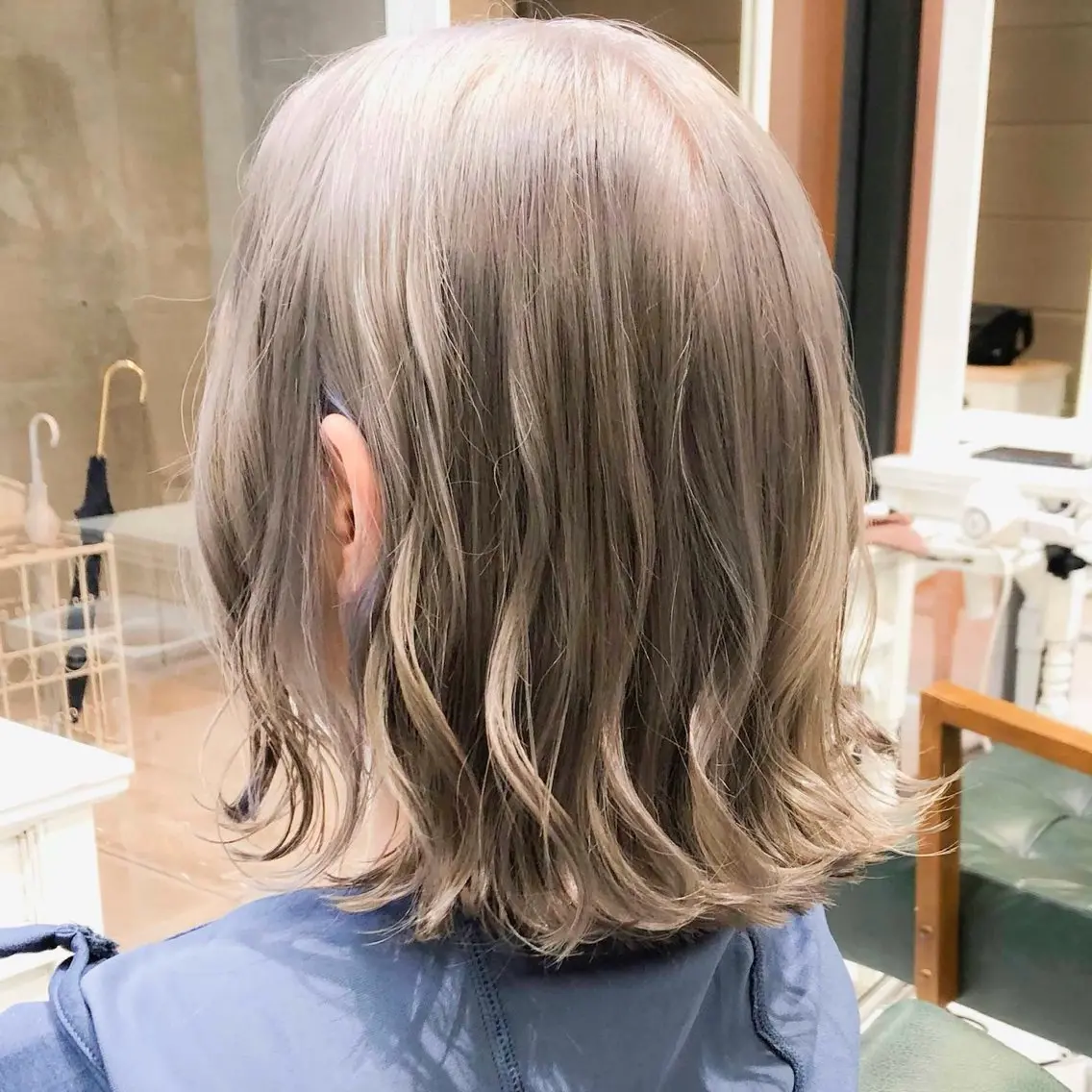 ミディアム カラー ベージュカラー ブリーチ デザインカラー ハイトーンカラー ミルクティーベージュ ヘアカラー トリートメント ヘアセット DAYS Men’sのヘアスタイル
