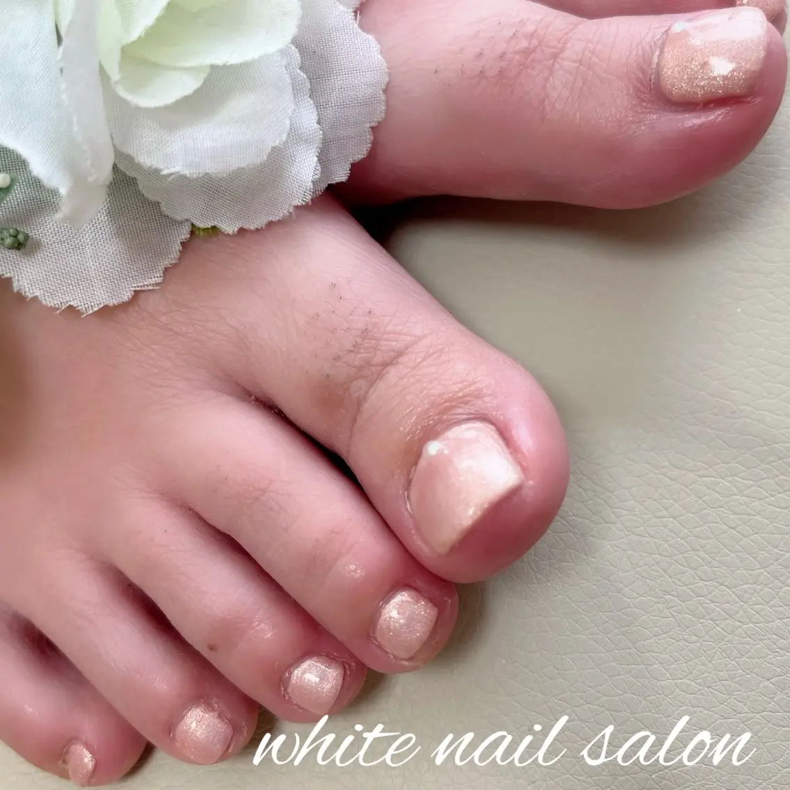 ネイル ラメ(グリッター) シンプルネイル フットネイル white nail salonのネイルデザイン