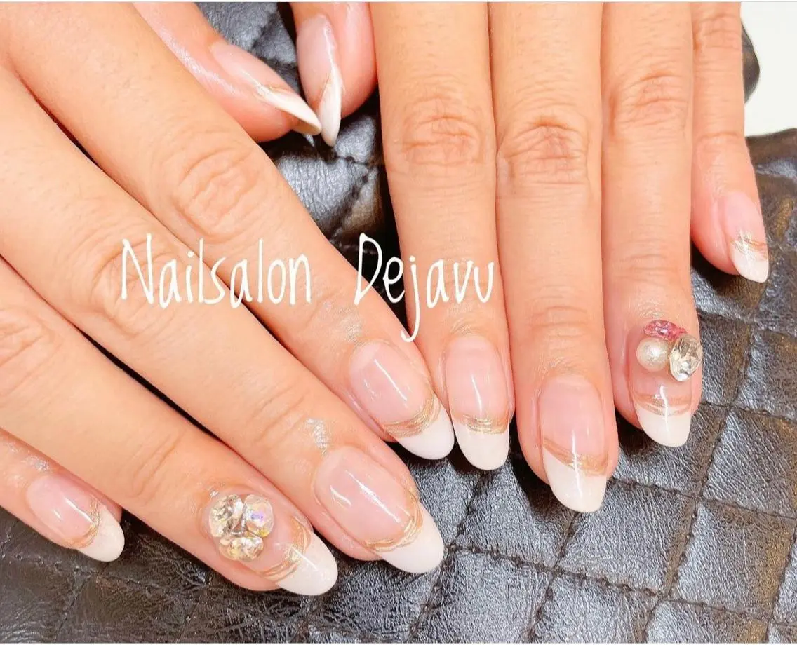 ネイル アートネイル フレンチネイル ジェルネイル キラキラネイル ミラーネイル Nail salon Dejavu 🌿のネイルデザイン