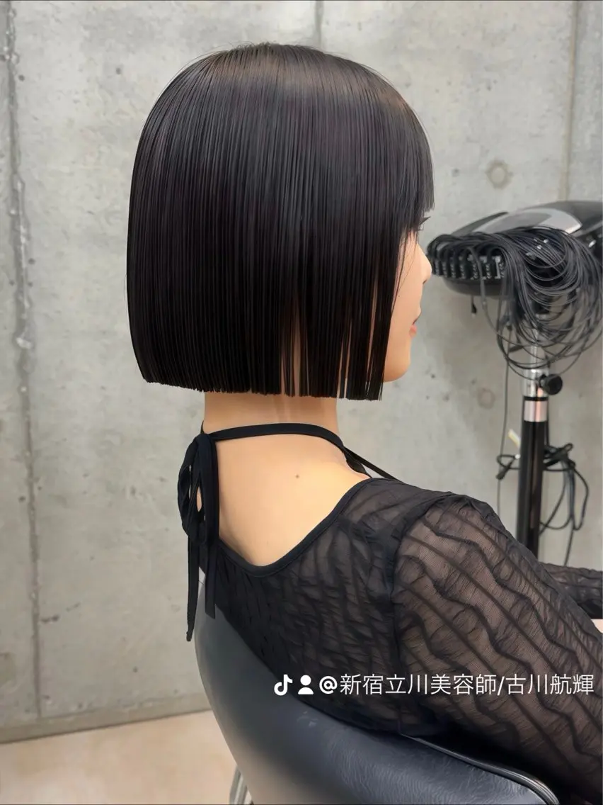ショート カラー 切りっぱなしボブ レイヤー/縮毛矯正のヘアスタイル