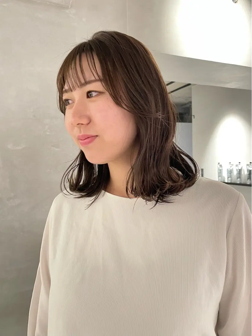 ミディアム カラー ベージュカラー オリーブベージュ イズミ ナナコのヘアスタイル