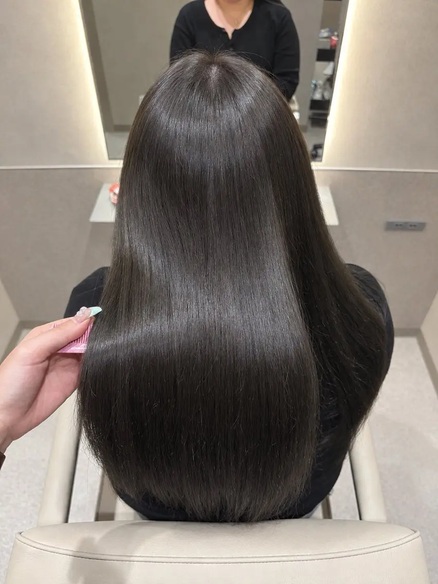 ロング ヘアカラー ナガヨ ユウカのヘアスタイル