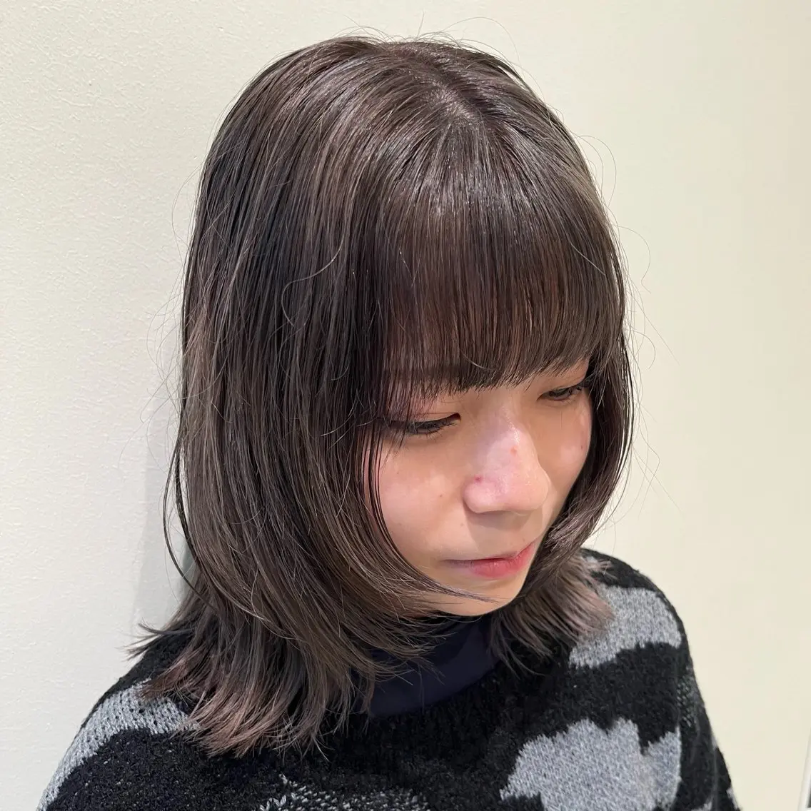 ミディアム カラー シルバー レイヤーカット ウルフカット ウルフレイヤー レイヤーカット/ブラ ウンカラー/河野凜のヘアスタイル