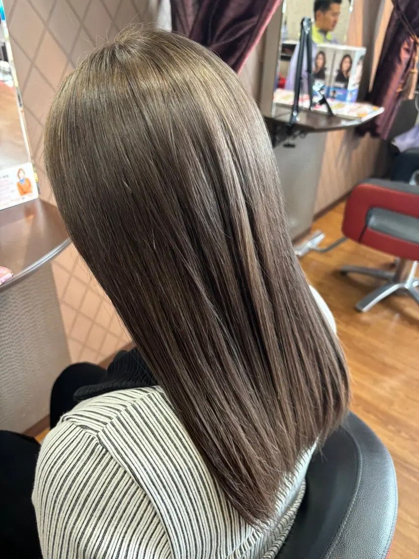 カラー アッシュ アッシュグレー アッシュグレージュ ブリーチ 透明感カラー 飛彈 優風のヘアスタイル