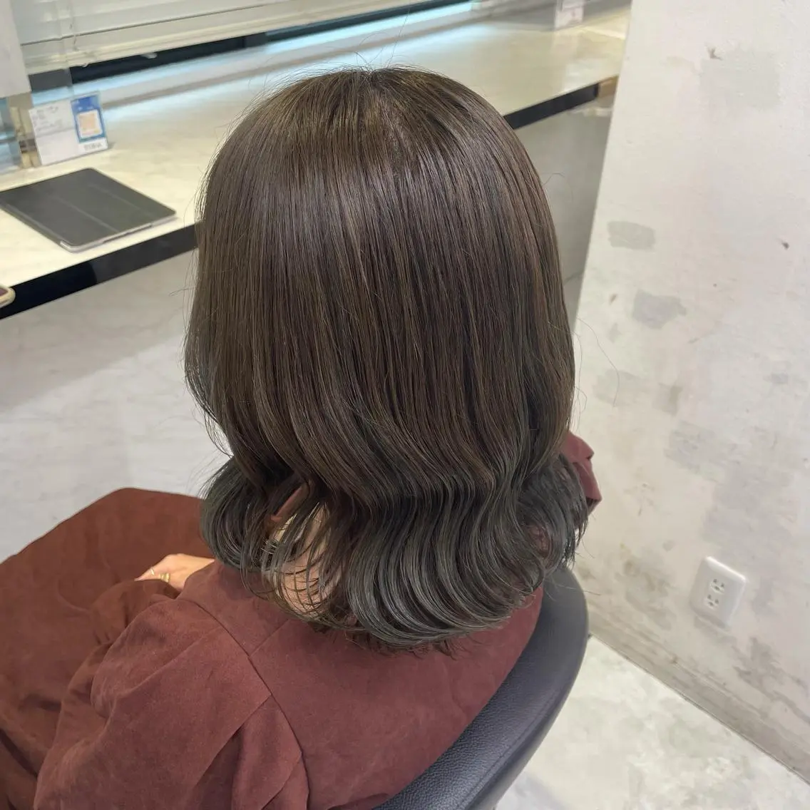 セミロング カラー ヘアアレンジ グレージュ オリーブグレージュ オリーブグレー ヘアカラー トリートメント ヘアセット ピンク・ベージュ🩰 カラー🫧とらのヘアスタイル