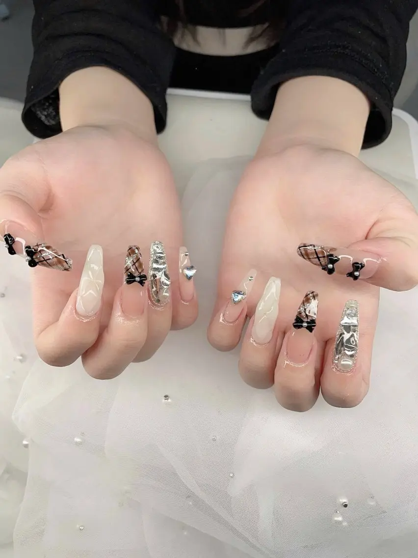 ネイル フレンチネイル キラキラネイル マグネットネイル ミラーネイル ニュアンスネイル ハンドネイル Tira Nailのネイルデザイン