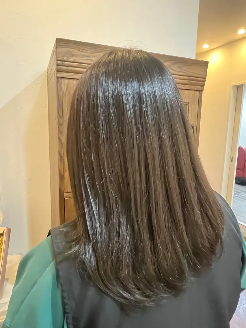 セミロング カラー アッシュ ブラウンカラー 透明感カラー オリーブブラウン オリーブカラー 田中 こころのヘアスタイル