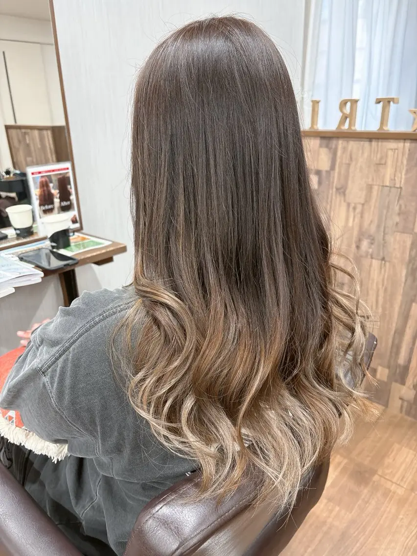 ロング カラー ブリーチ グラデーションカラー 梅澤 由衣のヘアスタイル