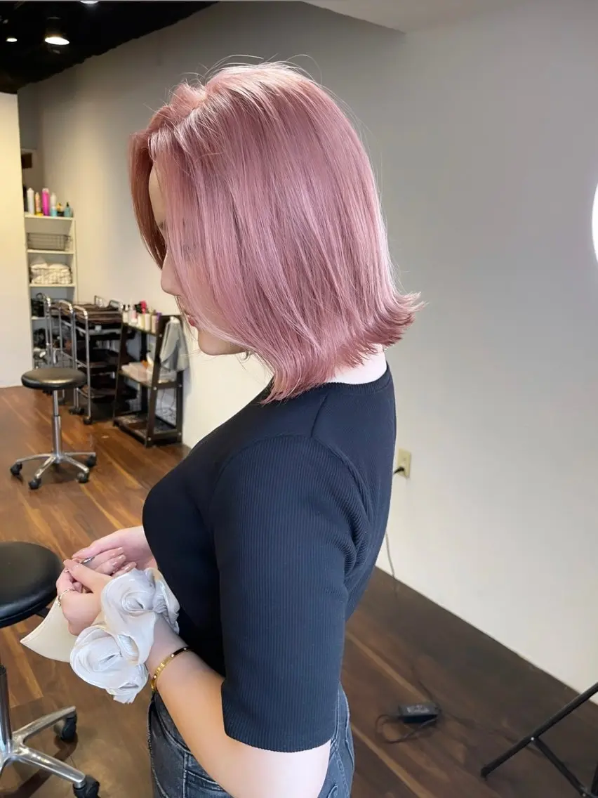 ミディアム カラー ヘアアレンジ ベージュカラー ブリーチ イヤリングカラー ハイトーンカラー ミルクティーベージュ カット ヘアカラー トリートメント 髪質改善/レイヤー 縮毛矯正/ケラチン耀のヘアスタイル