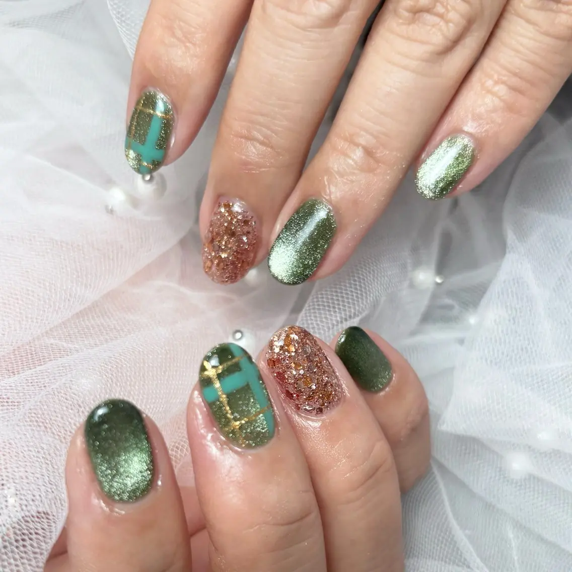 ネイル グリーン ラメ(グリッター) シンプルネイル ハンドネイル nailroom DIASOMNIAのネイルデザイン
