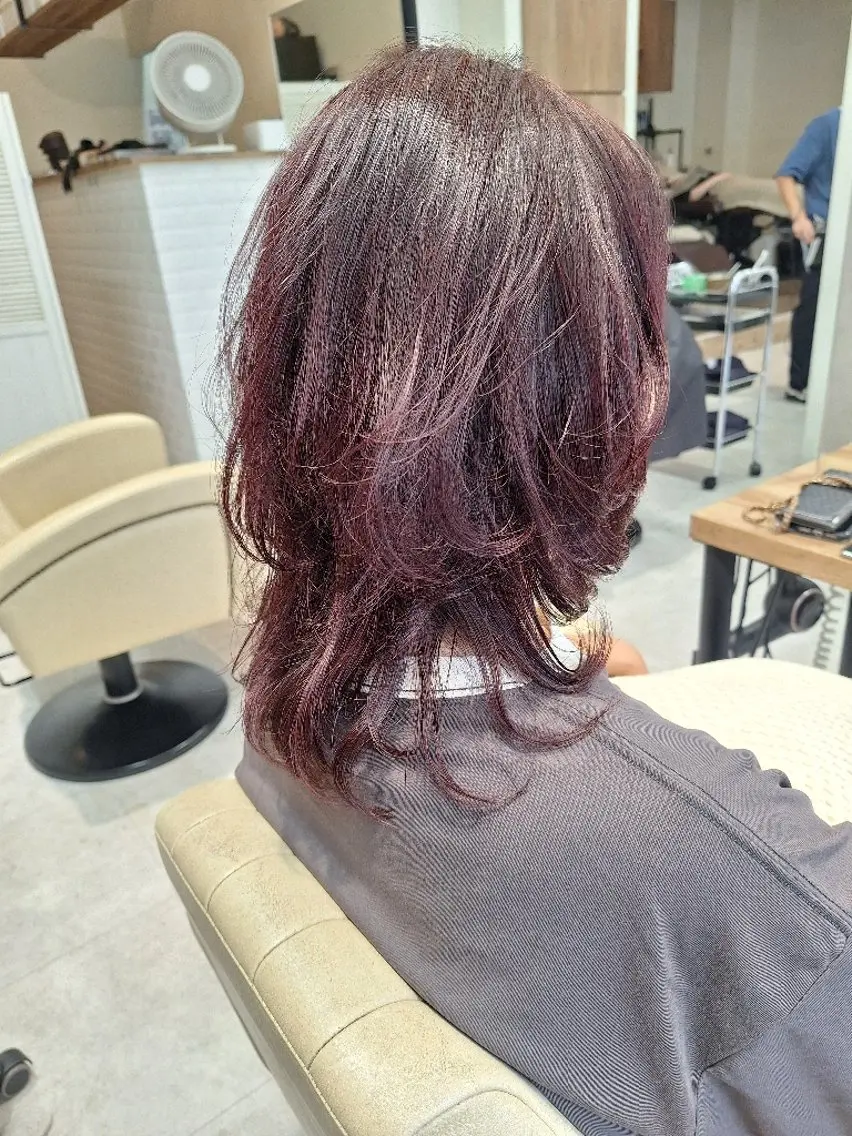 セミロング カラー レッドカラー ハイレイヤー レイヤーカット 北村 恵美のヘアスタイル