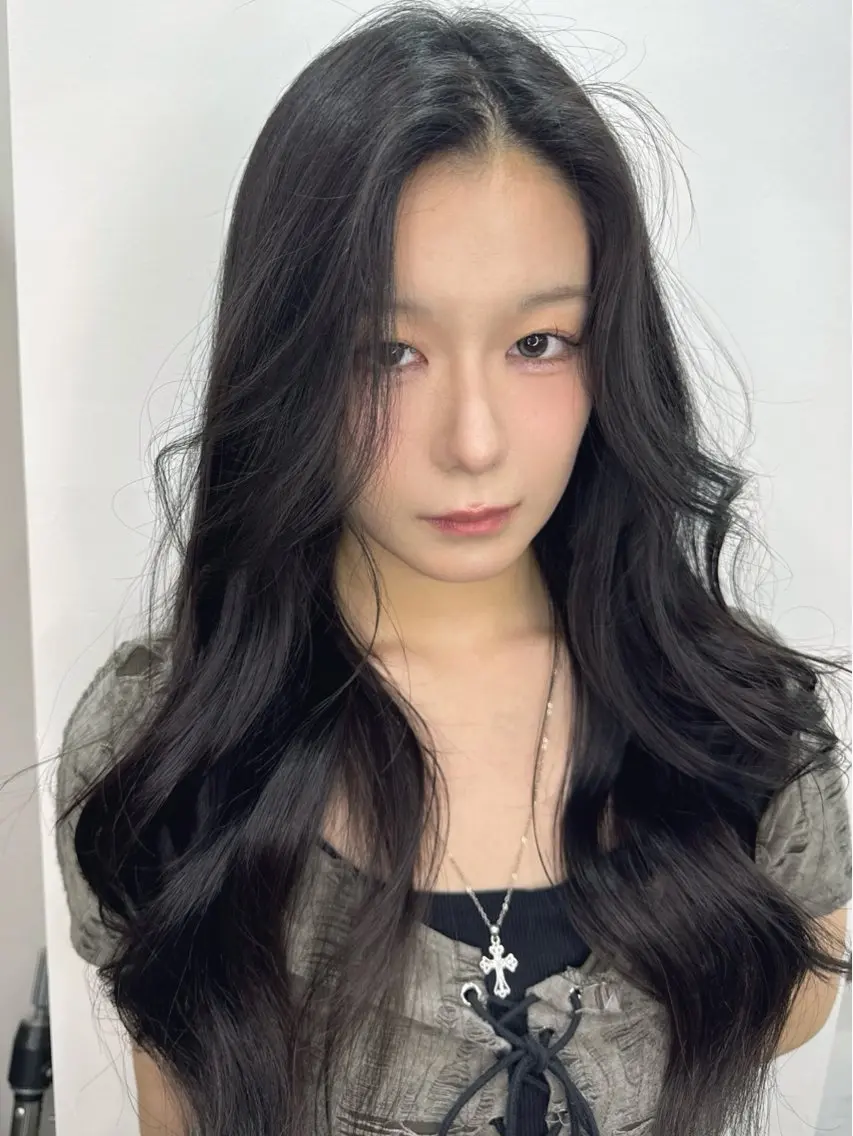 ロング カラー ヘアアレンジ カット ヘアカラー トリートメント 韓国レイヤーカット/ 儚げカラーチナツのヘアスタイル