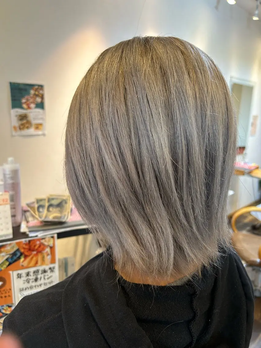 ショート カラー 石川 奈緒子のヘアスタイル