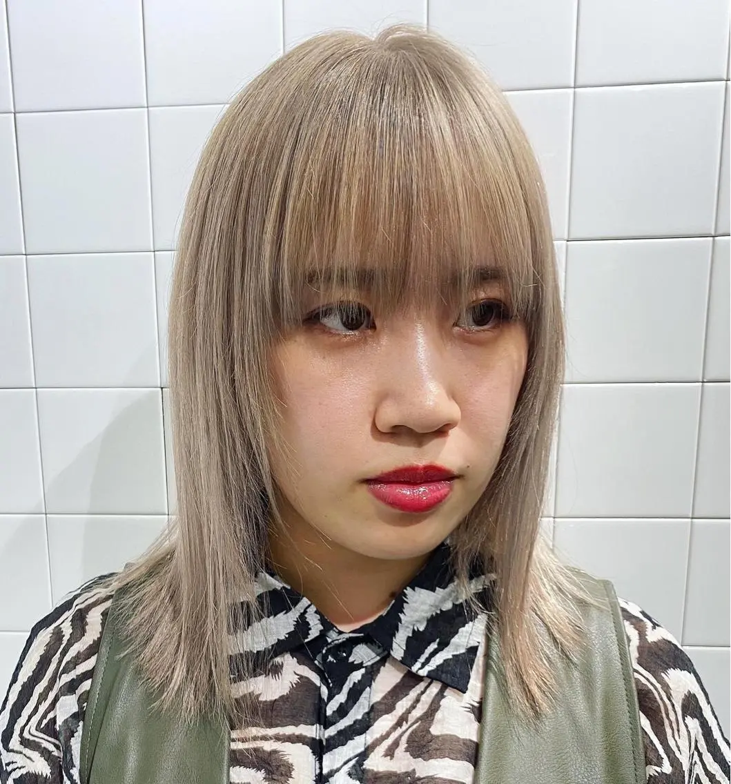 ミディアム カラー ベージュカラー ミルクティーベージュ ユ カのヘアスタイル