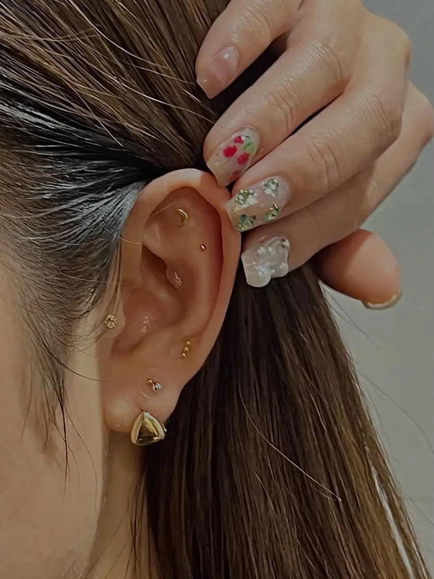 SNSで話題★【耳ツボジュエリー👂💎】両耳​〜​6個まで💎完全オーダーメイドで好きなパーツからお選び頂けます✨の写真