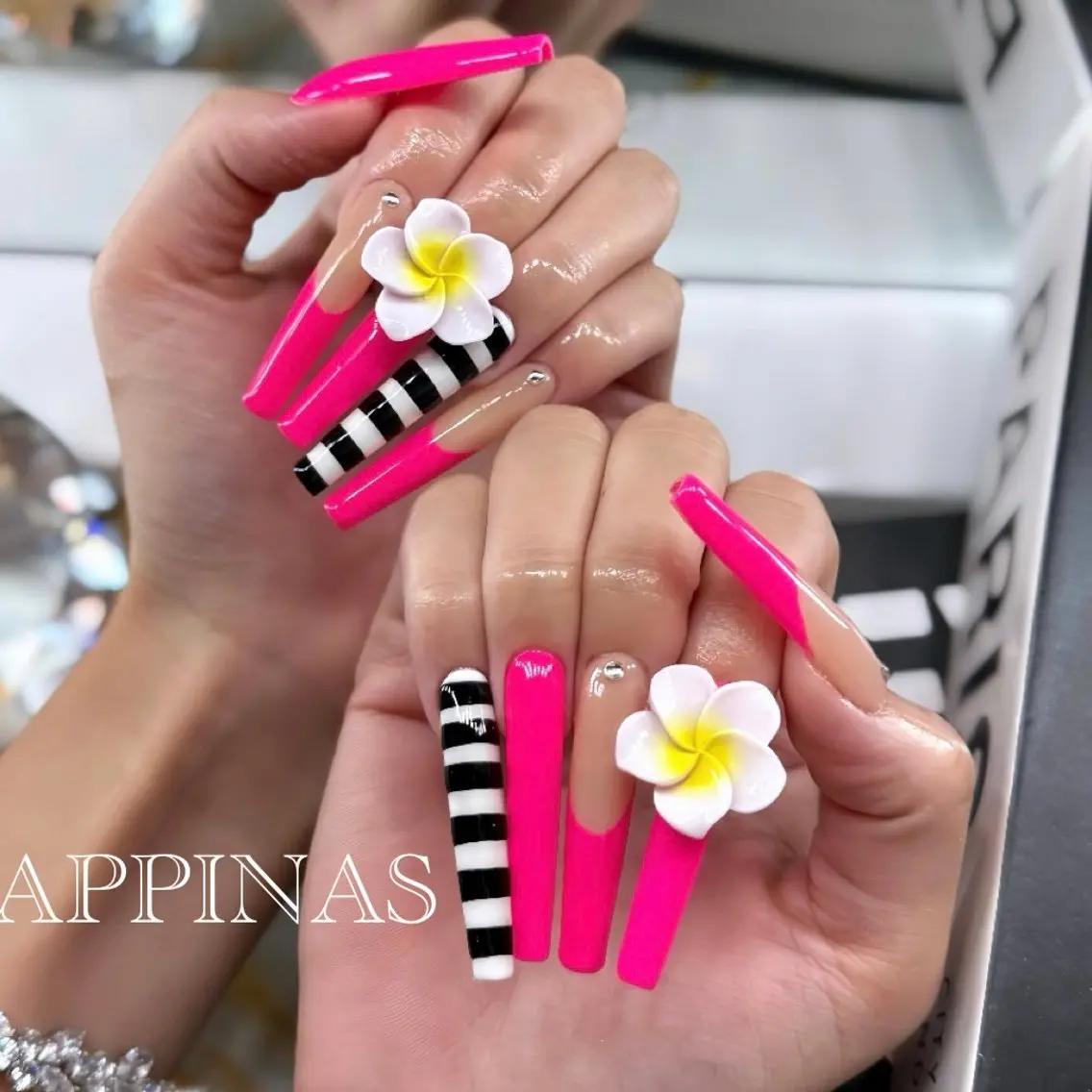 ネイル ボーダー フレンチネイル ロングネイル スカルプネイル 夏ネイル ハンドネイル HAPPINAS🍒 くるみのネイルデザイン