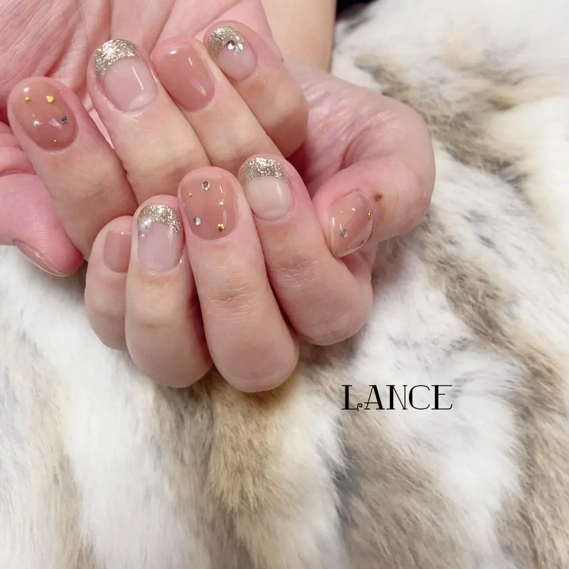 ミディアム ネイル オーロラネイル フレンチネイル ワンホンネイル 冬ネイル ハンドネイル Lance nailのネイルデザイン
