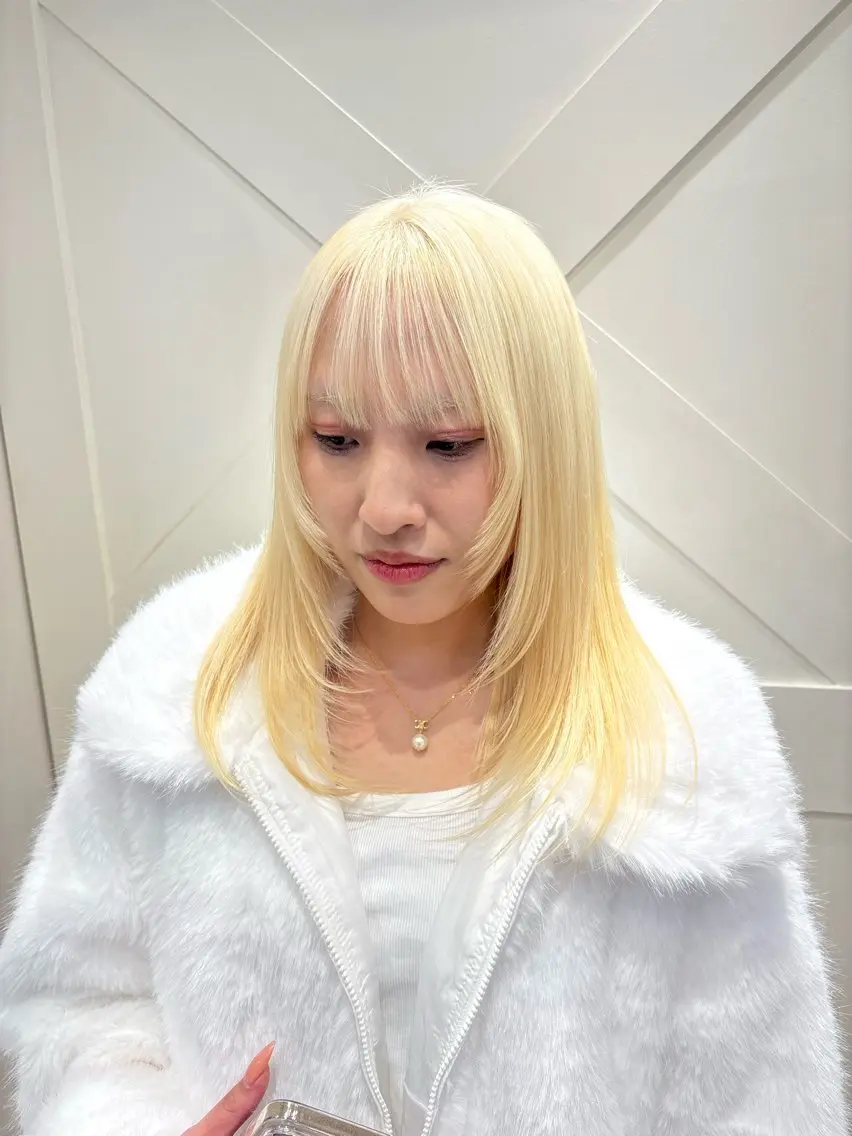 ロング カラー ブロンド ヘアカラー ハイトーンカラー シールエクステのヘアスタイル