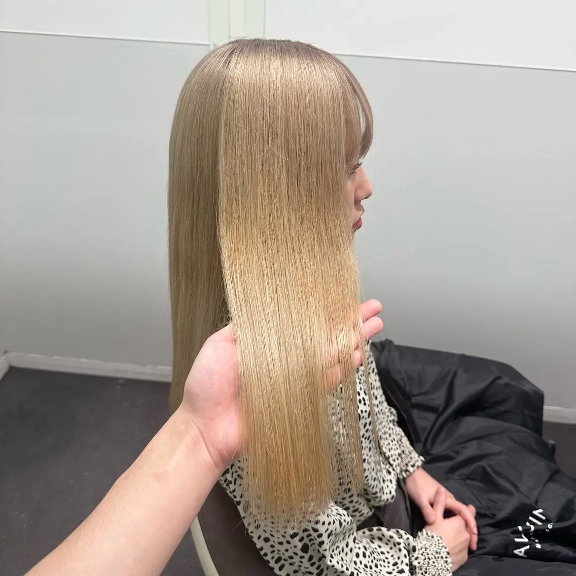 セミロング カラー ヘアカラー 💫艶ハイトーン×髪 質改善💫リュウトのヘアスタイル