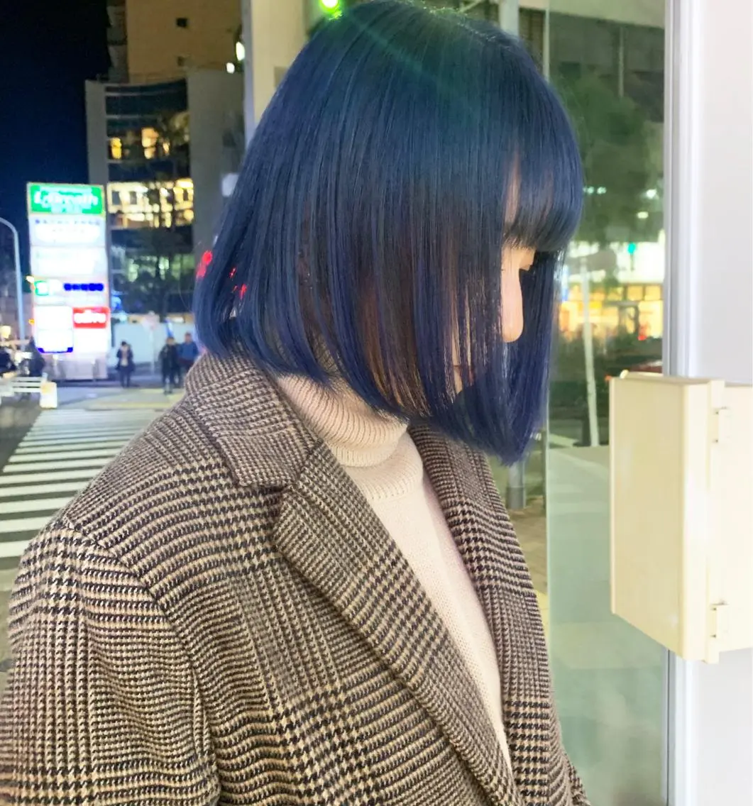 ミディアム カラー 切りっぱなしボブ ブリーチ ネイビーカラー ボブ レイヤーカット🪽 カネコミユのヘアスタイル