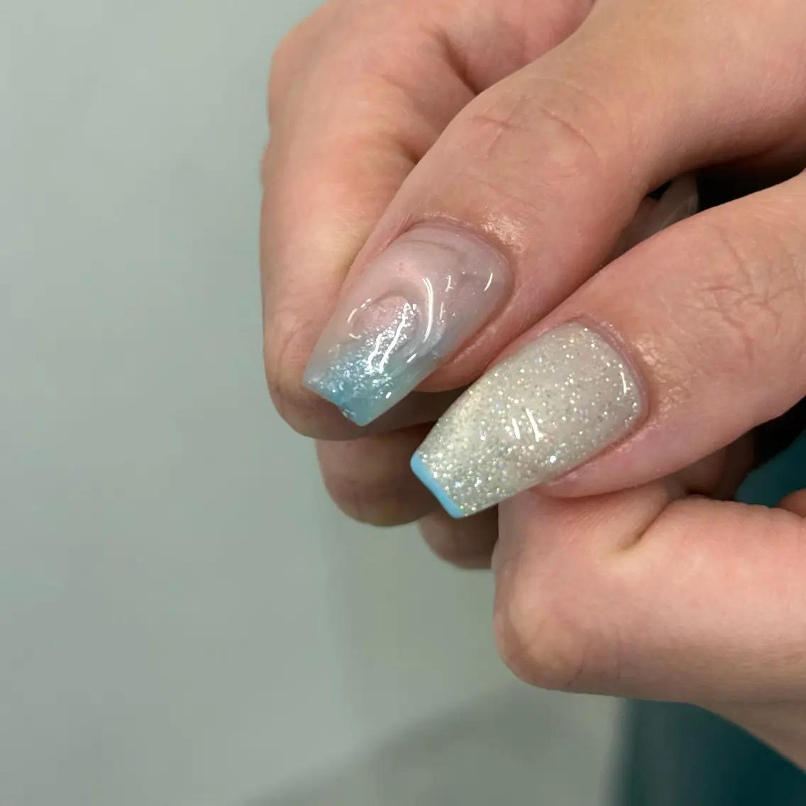 ネイル フラッシュネイル フレンチネイル 水色 ニュアンスネイル オフィスネイル ハンドネイル AOI 【mio.】のネイルデザイン